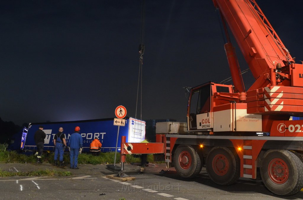 VU LKW umgestuerzt Feldkassel Industriestr Robert Boschstr P237.JPG